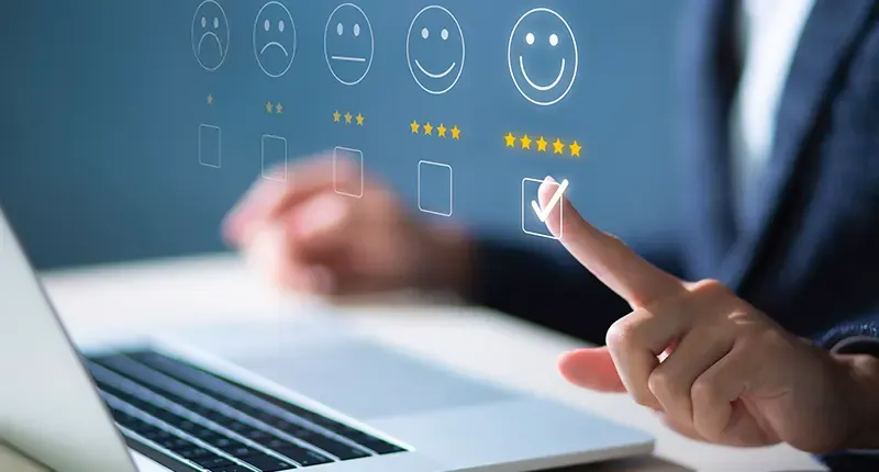La IA en atención al cliente revoluciona con respuestas rápidas, personalización y eficiencia. Conoce cuáles son sus beneficios y herramientas clave.